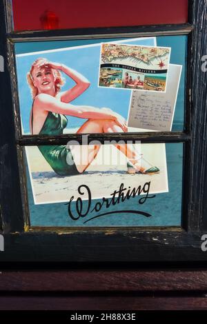 Altmodische Ansichtskarten-Kunstdisplays am Worthing Pier Stockfoto