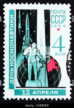 RUSSLAND - UM 1965: Eine in Russland gedruckte Briefmarke zeigt das Konstantin Tsiolkovsky Monument, Kaluga, Globe and Rockets, Rocket Scientist, um 1965 Stockfoto