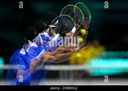 Turin, Italien. 27th. November 2021. Tennis-Davis Cup Gruppe E Qualifikation für Viertelfinale.Italia gegen Colobia.Pala Alpitour, Turin, Italien 27. November 2021.Italiens Lorenzo Sonego in Aktion während seines Spiels gegen den kolumbianischen Nicolas Mejia (Bildquelle: © Tonello Abozzi/Pacific Press via ZUMA Press Wire) Stockfoto