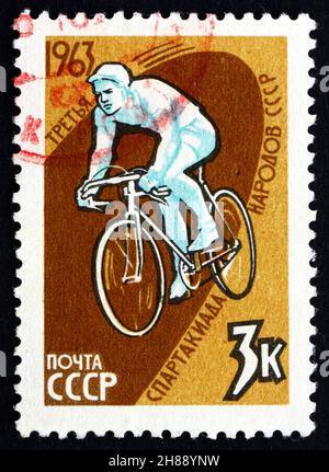 RUSSLAND - UM 1963: Eine in Russland gedruckte Briefmarke zeigt den Radfahrer, 3rd Spartacist Games, um 1963 Stockfoto