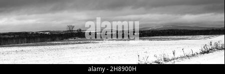 Granite Peak Skigebiet im Rib Mountain Park Wausau, Wisconsin im November, Panorama Stockfoto