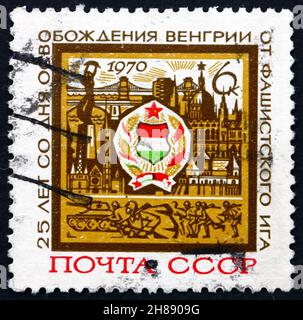 RUSSLAND - UM 1970: Eine in Russland gedruckte Briefmarke zeigt Ungarische Waffen, Budapester Wahrzeichen, 25th. Jahrestag der Befreiung Ungarns, um 1970 Stockfoto