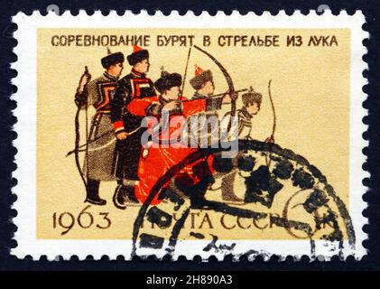 RUSSLAND - UM 1963: Eine in Russland gedruckte Briefmarke zeigt das Burjat-Bogenschießen, um 1963 Stockfoto