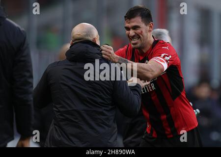 San Siro Stadion, Mailand, Italien, 28. November 2021, Alessio Romagnoli (AC Mailand) feiert, nachdem er den Auftakt während des AC Mailand gegen US Sassuolo - italienische Fußballserie A Spiel erzielt hat Stockfoto