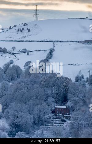 Winterschnee im Shibden-Tal bei Halifax, Calderdale, West Yorkshire, Großbritannien, während die Sonnenuntergänge über den Hügeln. Stockfoto