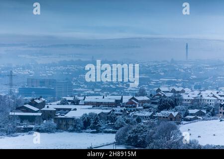 Winterschnee im Shibden-Tal bei Halifax, Calderdale, West Yorkshire, Großbritannien, während die Sonnenuntergänge über den Hügeln. Stockfoto