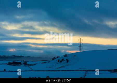 Winterschnee im Shibden-Tal bei Halifax, Calderdale, West Yorkshire, Großbritannien, während die Sonnenuntergänge über den Hügeln. Stockfoto