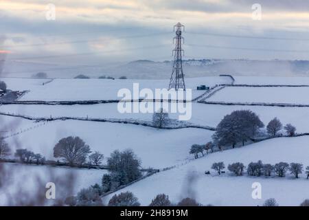 Winterschnee im Shibden-Tal bei Halifax, Calderdale, West Yorkshire, Großbritannien, während die Sonnenuntergänge über den Hügeln. Stockfoto