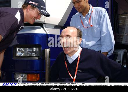 AUTO - F1 2002 - SPANIEN GP - BARCELONA 20020428 - FOTO: ERIC VARGIOLU / DPPI N 5 - RALF SCHUMACHER (GER) / WILLIAMS BMW - AMBIENTE - PORTRAIT  FRANCK WILLIAMS / WILLIAMS GRAND PRIX - AMBIENTE - PORTRAIT LUSTIG Stockfoto