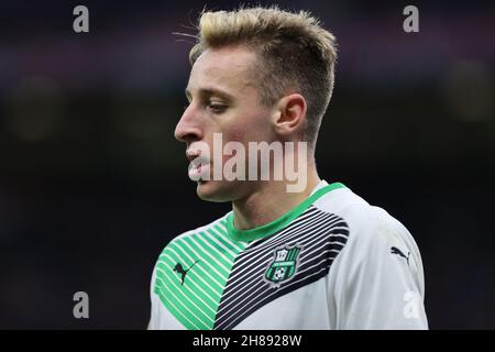 Davide Frattesi von US Sassuolo schaut während des Fußballspiels der Serie A 2021/22 zwischen AC Mailand und US Sassuolo am 28. November 2021 im Giuseppe Meazza Stadium, Mailand, Italien, auf Stockfoto