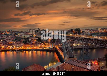 Porto bei Sonnenuntergang, Blick über den Rio Douro und die Ponte Luis I Brücke. Stockfoto