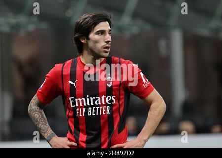 Sandro Tonali vom AC Mailand schaut während der Serie A 2021/22 Fußballspiel zwischen AC Mailand und US Sassuolo im Giuseppe Meazza Stadium, Mailand, Italien am 28. November 2021 Stockfoto