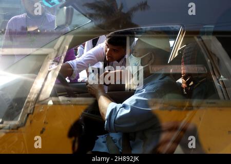 28. November 2021, Dhaka, Dhaka, Bangladesch: Nayeem Hasan, Ein Student des Notre Dame College im zweiten Jahr wurde bei einem Verkehrsunfall durch einen Müllcontainer-LKW der Dhaka South City Corporation getötet. In diesem Zusammenhang gingen Studenten verschiedener Hochschulen in Dhaka auf die Straße, um Gerechtigkeit zu fordern. Tausende von Studenten blockierten einige Hauptpunkte der Stadt Dhaka, um die Verkehrssicherheit zu fordern. Ihre Bewegung wird weitergehen, bis die Regierung eine Entscheidung trifft. Studenten überprüfen öffentliche, private und staatliche Transportpapiere und Führerschein. Sie überprüfen auch Polizeifahrzeuge. ( Stockfoto