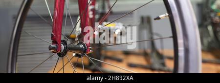 Rote zerlegte Fahrradständer in der Werkstatt in der Nähe Stockfoto