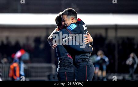 London, Großbritannien. 28th. November 2021. Max Malins von Saracens erhielt seine Glückwünsche zu seinem letzten Versuch, das Spiel zu erreichen, um die endgültige Punktzahl 25-14 während des Gallagher Premiership Rugby-Spiels zwischen Saracens und Sale Sharks im StoneX Stadium, London, England am 28. November 2021 zu erreichen. Foto von Phil Hutchinson. Nur zur redaktionellen Verwendung, Lizenz für kommerzielle Nutzung erforderlich. Keine Verwendung bei Wetten, Spielen oder Veröffentlichungen einzelner Clubs/Vereine/Spieler. Kredit: UK Sports Pics Ltd/Alamy Live Nachrichten Stockfoto