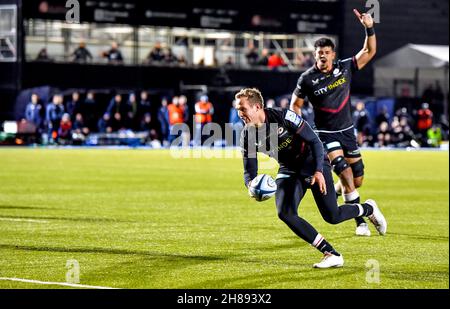 London, Großbritannien. 28th. November 2021. Max Malins von Saracens läuft im letzten Versuch des Spiels, um die endgültige Punktzahl 25-14 während des Gallagher Premiership Rugby-Spiels zwischen Saracens und Sale Sharks im StoneX Stadium, London, England am 28. November 2021 zu erreichen. Foto von Phil Hutchinson. Nur zur redaktionellen Verwendung, Lizenz für kommerzielle Nutzung erforderlich. Keine Verwendung bei Wetten, Spielen oder Veröffentlichungen einzelner Clubs/Vereine/Spieler. Kredit: UK Sports Pics Ltd/Alamy Live Nachrichten Stockfoto