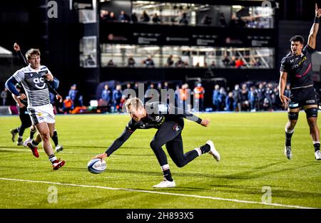 London, Großbritannien. 28th. November 2021. Max Malins von Saracens läuft im letzten Versuch des Spiels, um die endgültige Punktzahl 25-14 während des Gallagher Premiership Rugby-Spiels zwischen Saracens und Sale Sharks im StoneX Stadium, London, England am 28. November 2021 zu erreichen. Foto von Phil Hutchinson. Nur zur redaktionellen Verwendung, Lizenz für kommerzielle Nutzung erforderlich. Keine Verwendung bei Wetten, Spielen oder Veröffentlichungen einzelner Clubs/Vereine/Spieler. Kredit: UK Sports Pics Ltd/Alamy Live Nachrichten Stockfoto