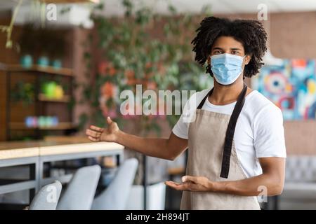 Junger Schwarzer Barista Mit Schützender Medizinischer Maske Steht Im Café Im Freien Stockfoto