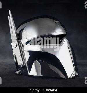 Metall Motorradhelm aus Star Wars Film auf schwarzem Hintergrund Stockfoto