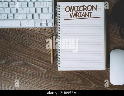 Schreibtisch und Notizbuch mit dem Titel „Omicron-Variante von Coronavirus“ und Kopierbereich Stockfoto