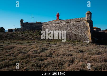 Leuchtturm Farol de Esposende an der Atlantikküste in Esposende, Portugal. Stockfoto