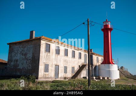 Leuchtturm der Farol de Esposende an den Küsten von Esposende, Portugal. Stockfoto