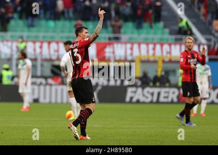 Mailand, Italien. 28th. November 2021. Alessio Romagnoli vom AC Mailand feiert nach einem Tor während der Serie Ein Fußballspiel 2021/22 zwischen AC Mailand und US Sassuolo im Giuseppe Meazza Stadium, Mailand, Italien am 28. November 2021.Quelle: Independent Photo Agency/Alamy Live News Stockfoto