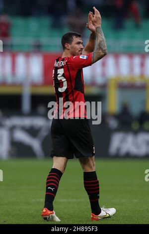 Mailand, Italien. 28th. November 2021. Alessio Romagnoli (AC Mailand) feiert nach dem Eröffnungsspiel beim AC Mailand gegen US Sassuolo, italienisches Fußballspiel der Serie A in Mailand, Italien, November 28 2021 Quelle: Independent Photo Agency/Alamy Live News Stockfoto