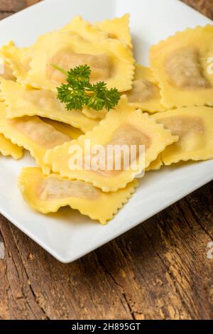 Hausgemachte Ravioli-Pasta auf einem Teller Stockfoto
