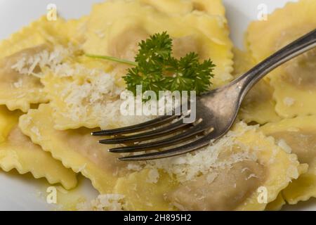 Hausgemachte Ravioli-Pasta auf einem Teller Stockfoto