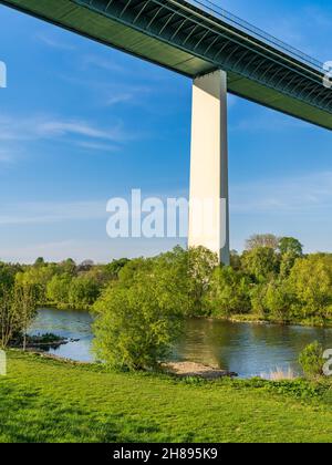 Blick auf das Ruhrtal und die Autobahnbrücke in Mintard, Mülheim an der Ruhr, Nordrhein-Westfalen, Deutschland Stockfoto
