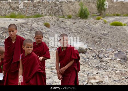 Disket, Nubra Valley. Indien. 13. Juli 2017. Junge buddhistische Mönche beim Bruch der Lehren seiner Heiligkeit des Dalai Lama 14 Stockfoto