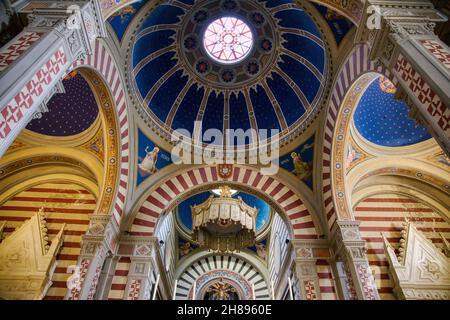 XIII Jahrhundert. Die Kirche steht auf dem Gipfel eines Hügels, wo sich eine Kirche befand, die dem heiligen Basilius geweiht war und im 11th. Jahrhundert von den Mönchen der Kamaldulenser erbaut wurde. Stockfoto