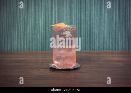 Trinken Sie auf einem Holztisch, rosafarbenem Gin Tonic, Fruchtcocktail Stockfoto