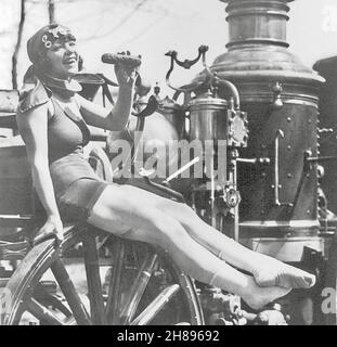 Beatrice Kyle sitzt auf einem Feuerwehrrad zwischen den Akten im Society Circus in Fort Myer, VA.; zugunsten des Army Relief Fund. Stockfoto