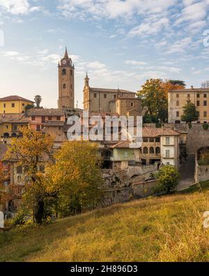 Panoramablick auf das Dorf Monforte d'Alba während der Herbstsaison. Langhe Region Piemont, Cuneo, Italien. Stockfoto