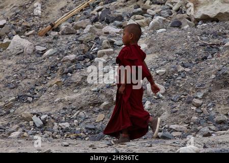 Disket, Nubra Valley. Indien. 13. Juli 2017. Junge buddhistische Mönche beim Bruch der Lehren seiner Heiligkeit des Dalai Lama 14 Stockfoto