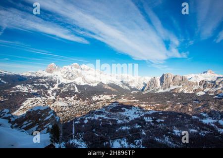 Dolomiten Dolomiti Italien im Winter schöne alpen Winter Berge Cortina d'Ampezzo Faloria Skigebiet Stockfoto