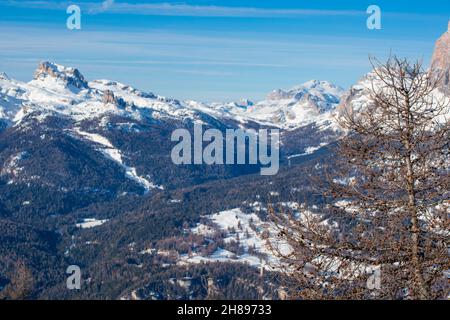 Dolomiten Dolomiti Italien im Winter schöne alpen Winter Berge Cortina d'Ampezzo Faloria Skigebiet Stockfoto