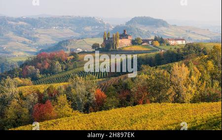 Wunderschöne herbstliche Landschaft mit dem Castello della Volta, in der region langhe im Piemont, Italien. Stockfoto