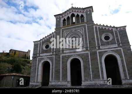 XIII Jahrhundert. Die Kirche steht auf dem Gipfel eines Hügels, wo sich eine Kirche befand, die dem heiligen Basilius geweiht war und im 11th. Jahrhundert von den Mönchen der Kamaldulenser erbaut wurde. Stockfoto