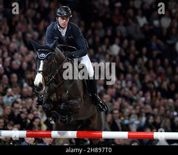 Ben Maher aus Großbritannien reitet das Pferd Ginger-Blue während des Grand Prix-Springens während der Sweden International Horse Show in der Friends Arena in Solna, Stockholm, Schweden, am 28. November 2021.Foto: Jessica Gow / TT / Code 10070 Stockfoto