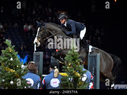 Ben Maher aus Großbritannien reitet das Pferd Ginger-Blue während des Grand Prix-Springens während der Sweden International Horse Show in der Friends Arena in Solna, Stockholm, Schweden, am 28. November 2021. Foto: Jessica Gow / TT / Code 10070 Stockfoto