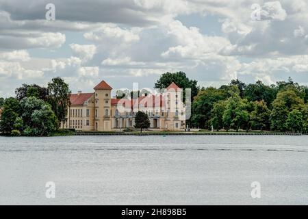 Das Schloss Rheinsberg liegt malerisch am Ufer des Grienericksees und ist ein beliebtes Reise- und Ausflugsziel in Deutschland. Stockfoto