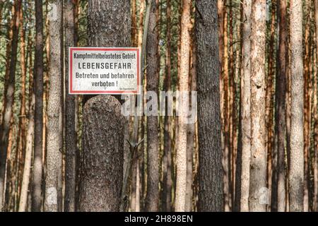 Gefahrenschild: Bereich mit Waffenbeschädigtem, tödliche Gefahr, Betreten und Fahren verboten. Stockfoto