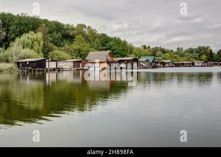 Typische Bootshäuser, wie sie überall auf der Mecklenburgischen Seenplatte zu finden sind. Stockfoto