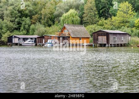 Typische Bootshäuser, wie sie überall auf der Mecklenburgischen Seenplatte zu finden sind, abseits der hektischen Städte. Stockfoto