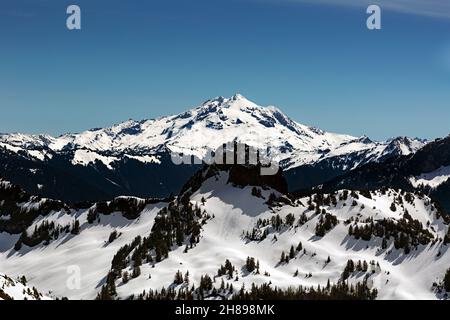 WA19814-00...WASHINGTON - Glacier Peak vom Gipfel des Mount Dickerman aus gesehen. Stockfoto