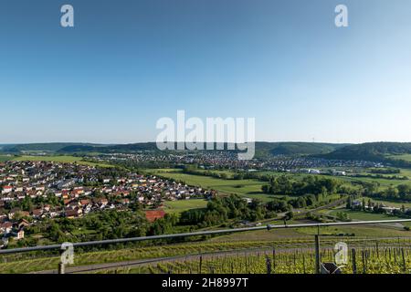 Blick vom Weinberg auf die Stadt Gerlachsheim im Tal von der Tauber in Deutschland. Stockfoto