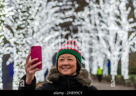 London, Großbritannien. 28th. November 2021. Die Lichter sind jetzt für Weihnachten im Kenwood House für 2021 eingeschaltet. Kredit: Guy Bell/Alamy Live Nachrichten Stockfoto